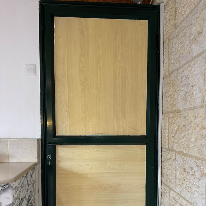 חידוש על-זמני לדלת מתכת ישנה