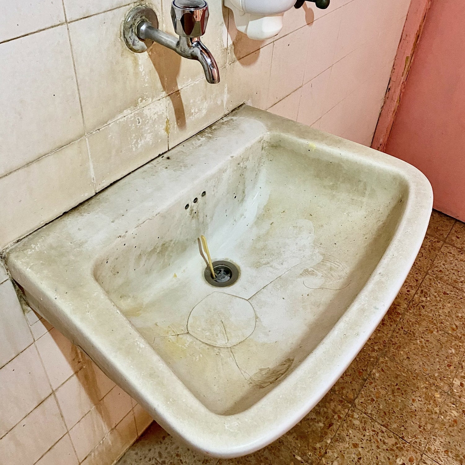 מייקאובר לחדר שירותים שהוזנח 15 שנה! 🤢