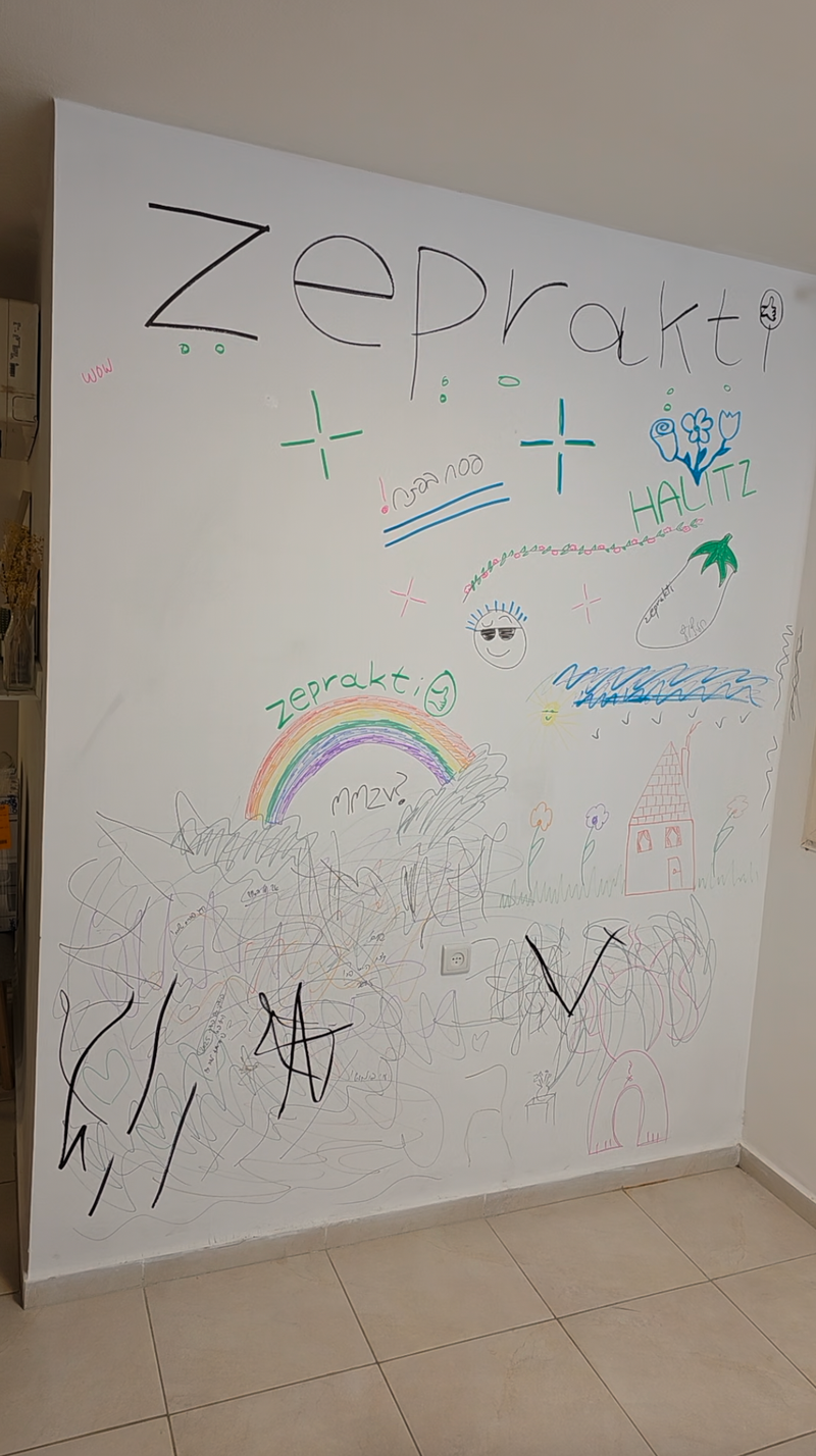 גם קיר מקושקש לא מפחיד אותו 🤓🎨