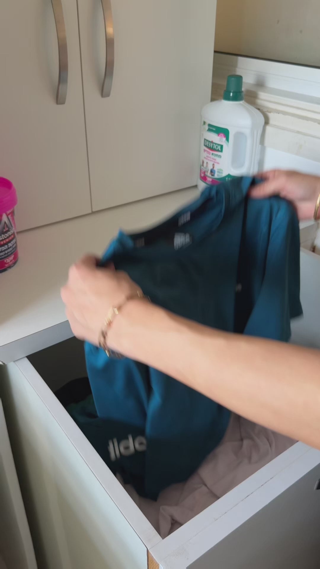 טען וידאו: דזיטול מחטא בגדים ומכונת כביסה מבושם